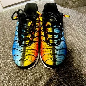 Mens nike airmax size 10. Worn a couple times. Great like new condition.